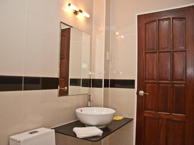 Bathroom 5, Caimito Beach Hotel, Maasin City