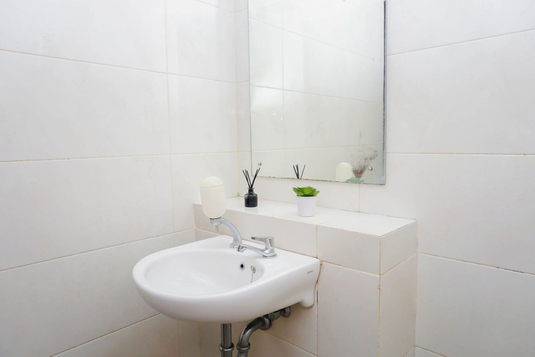 Bathroom 5, Minimalist And Restful Studio Room At Apartment Grand Dhika City, Bekasi