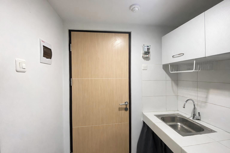 Private kitchen, Good And Practical Studio Room At Apartment The Alton, Semarang