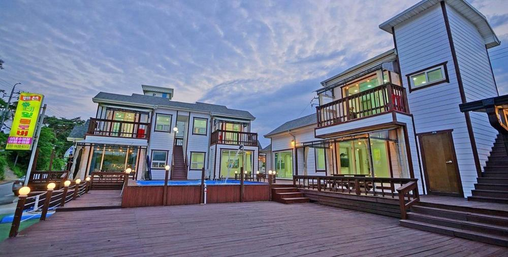 Exterior & Views