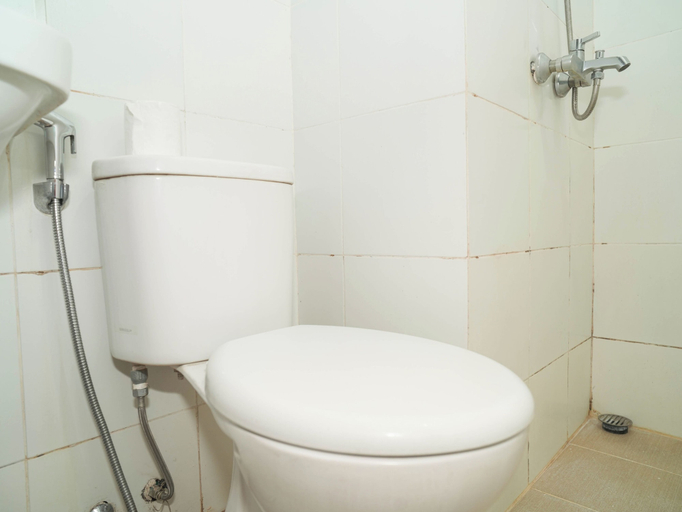 Bathroom, Homey And Best Place 2Br At Apartment Vittoria Residence, Jakarta Barat