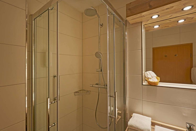 Bathroom, H+ Hotel Alpina Garmisch-Partenkirchen, Garmisch-Partenkirchen