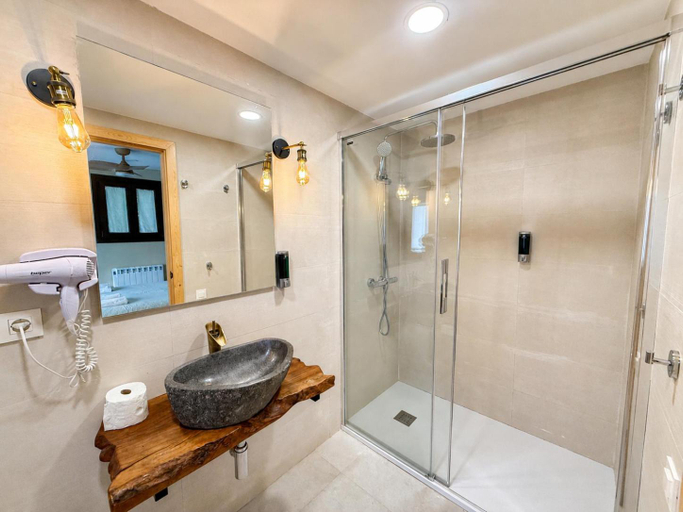 Bathroom 4, Caserio Kamirune, Vizcaya