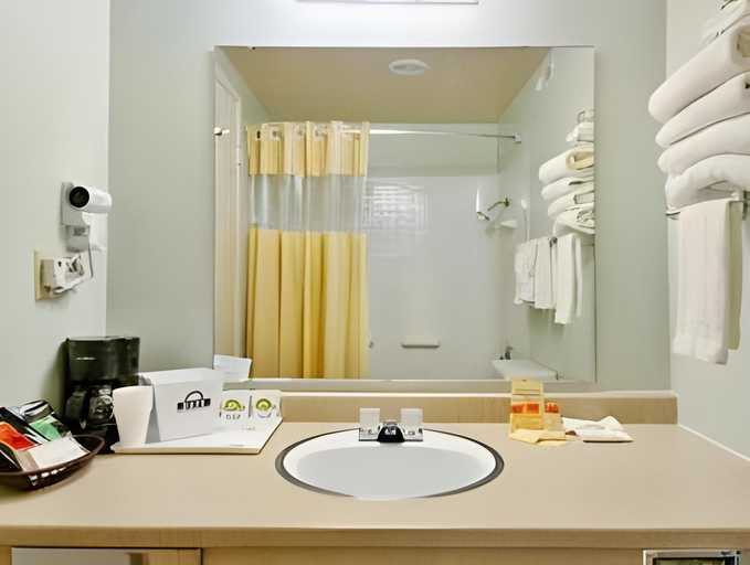 Bathroom 4, Days Inn by Wyndham Mt. Vernon, Skagit