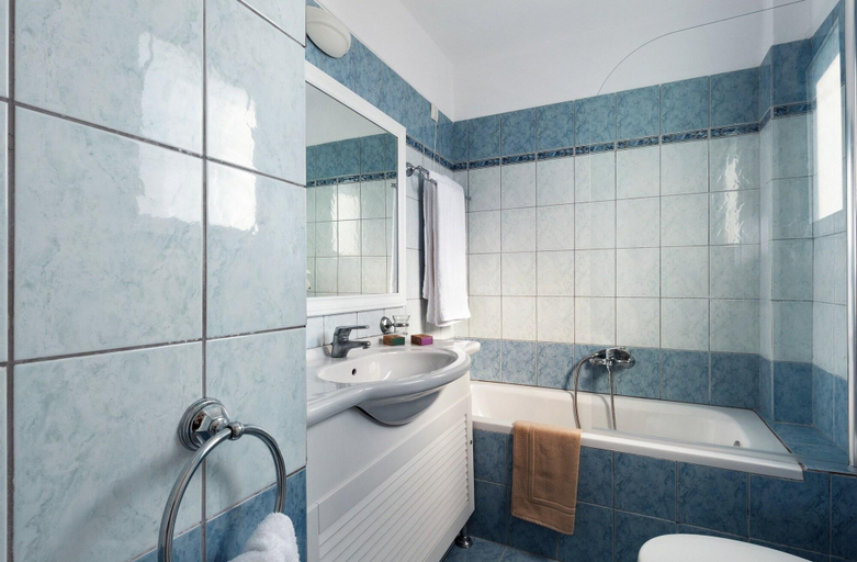 Bathroom 4, Ammoudia Maisonettes, Ionian Islands