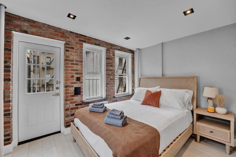 Room 2, NYC Apartment 120-5, New York