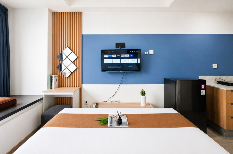 Room 3, Chic Blue Tinted Studio Room At Apartment Collins Boulevard, Tangerang
