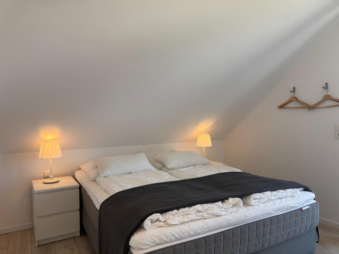 Room 3, Moderne Ferienwohnung mit Sauna & Terrasse, Wesermarsch
