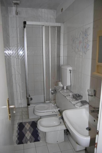 Bathroom 4, Ristorante Albergo Arcade, Como