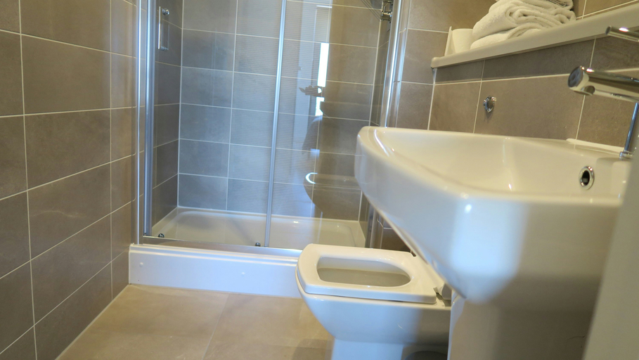 Bathroom 3, Quay Apartments @ Salford Quays, Manchester