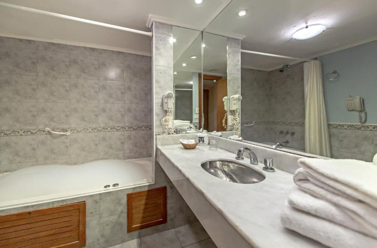 Bathroom 4, Hotel Tronador, General Pueyrredón