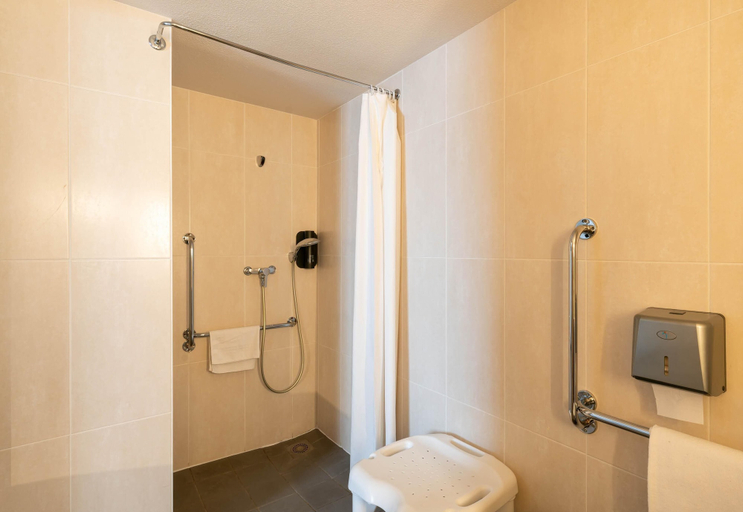 Bathroom 4, B&B HOTEL St Nazaire Trignac, Loire-Atlantique