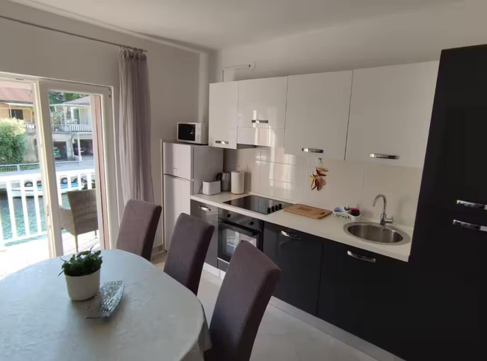 Private kitchen, Apartment Serenity, Ploče