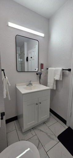 Bathroom 5, Howard Johnson by Wyndham Hillsboro TX, Hill