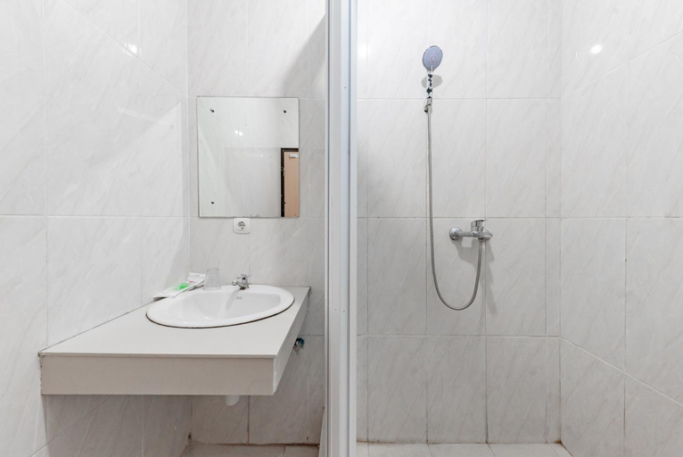 Bathroom 4, Urbanview Hotel Tridaya Cisarua Puncak, Bogor
