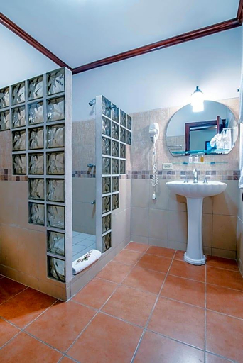 Bathroom 5, Hotel Casa Roland Golfito Resort, Golfito