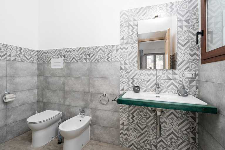 Bathroom 2, Casa Regina Margherita, Nuoro