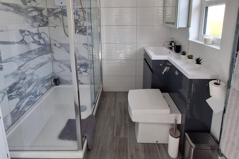 Bathroom 3, Lodge - Sleeps 2 - Pet Friendly - Parking - Patio, London
