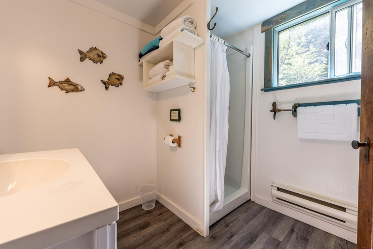 Bathroom 3, Woods End Landing, Alberni-Clayoquot