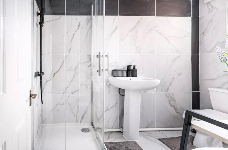 Bathroom 3, House Sleeps 3 With Garden, Wirral