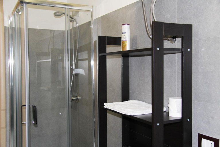Bathroom 5, Urban Pop 2 BnB, Catania