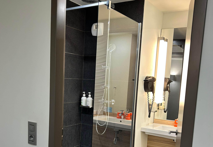 Bathroom 5, B&B HOTEL Le Havre Centre, Seine-Maritime