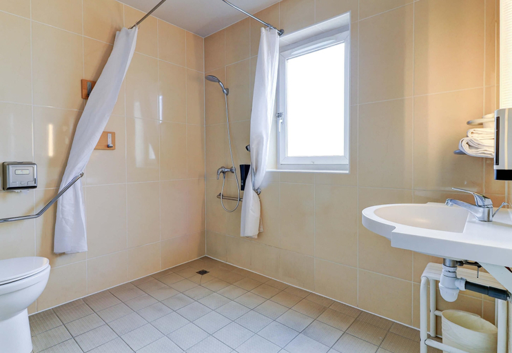 Bathroom 4, B&B HOTEL DIJON Les Portes du Sud (Acti-Sud), Côte-d'Or