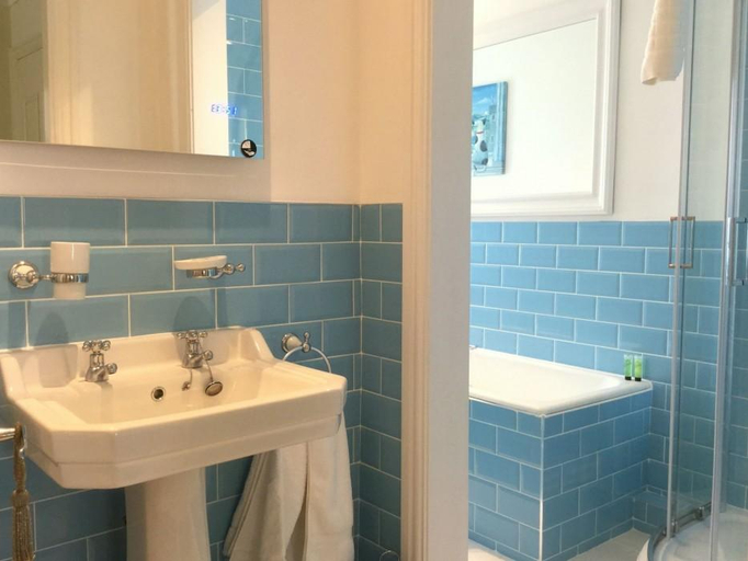 Bathroom 5, Muntham Holiday Apartments & Town House, Torbay