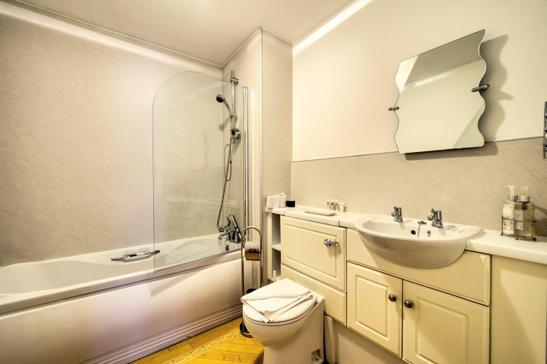 Bathroom, GuestReady - Spacious 2bed in Edinburgh, Edinburgh