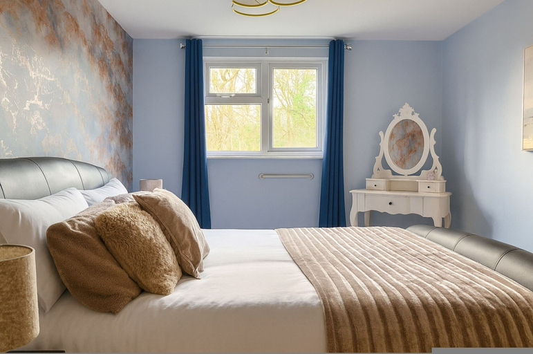 Room 5, Comfortable Two-bedroom Home in St Dials Cwmbran, Torfaen