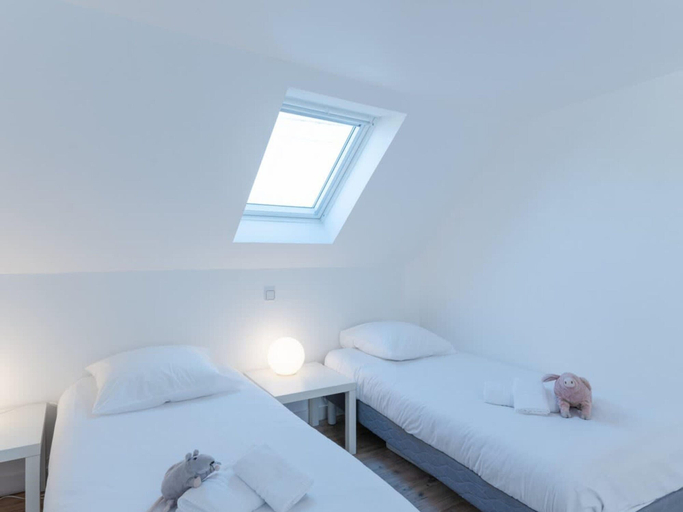 Room 2, Charming 2BR House Near Sea With Garden, Finistère