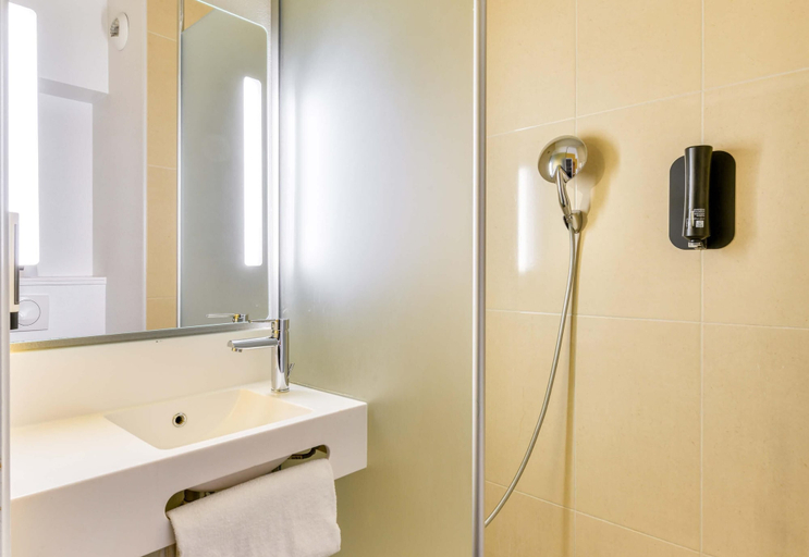 Bathroom 3, B&B HOTEL Montpellier Centre Le Millénaire, Hérault