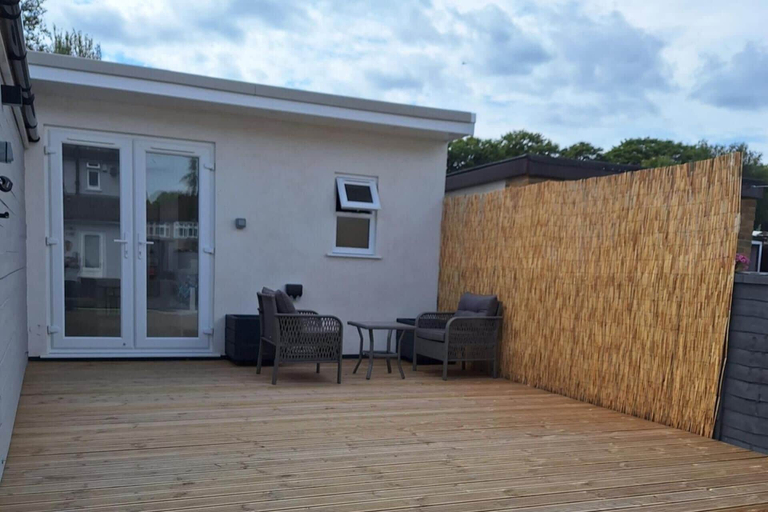 Exterior & Views, Lodge - Sleeps 2 - Pet Friendly - Parking - Patio, London