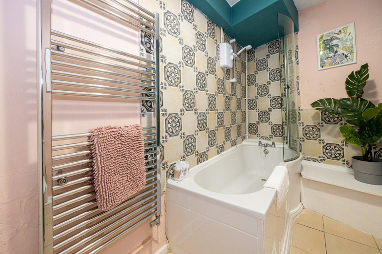 Bathroom 2, GuestReady - Charming haven in Knowledge Quarter, Sefton