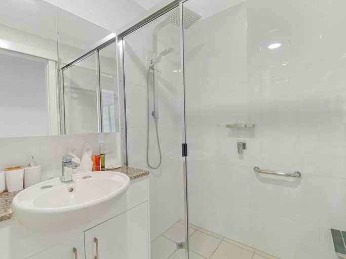 Bathroom 4, Magnetic Docks Townhouse 5, Magnetic Island
