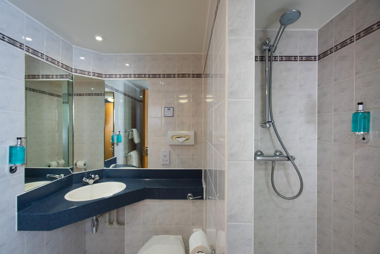 Bathroom 4, Holiday Inn Express PERTH by IHG, Perthshire and Kinross