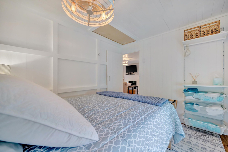 Room 2, Bay Breeze Cottage, Pinellas