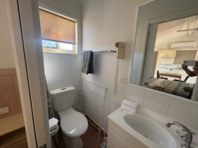 Bathroom 3, Longreach Starlight Cabins, Longreach
