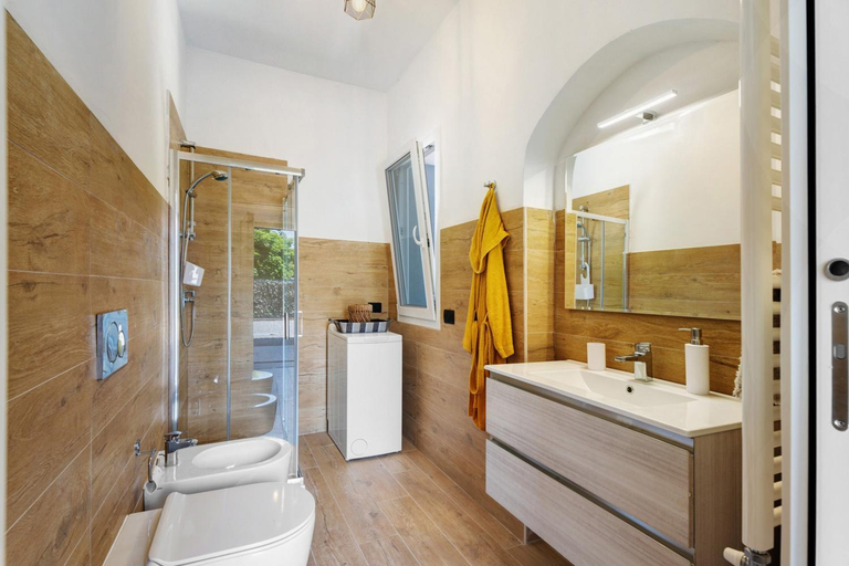 Bathroom 4, Villa Lilia, Novara