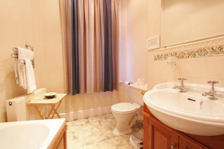 Bathroom 3, Queens Court Hotel, Devon