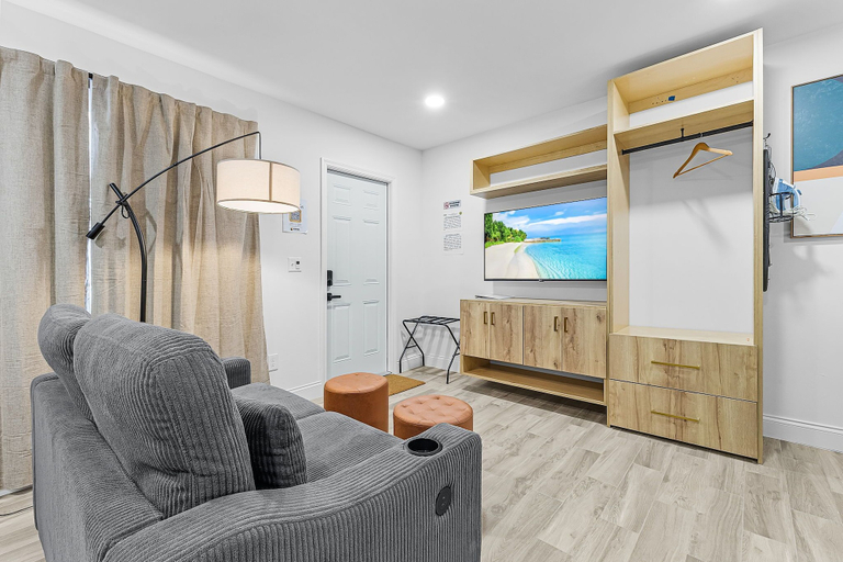 Living area, Veras Inn & Suites, Lee