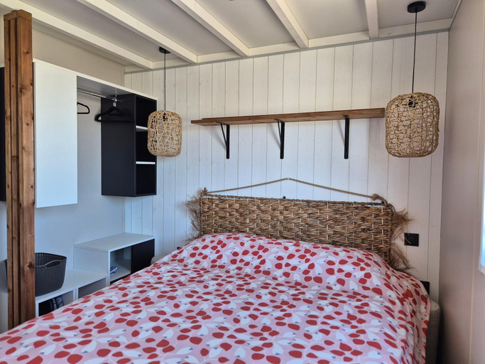 Room 2, 4-guest Coastal Chalet With Pool, Manche