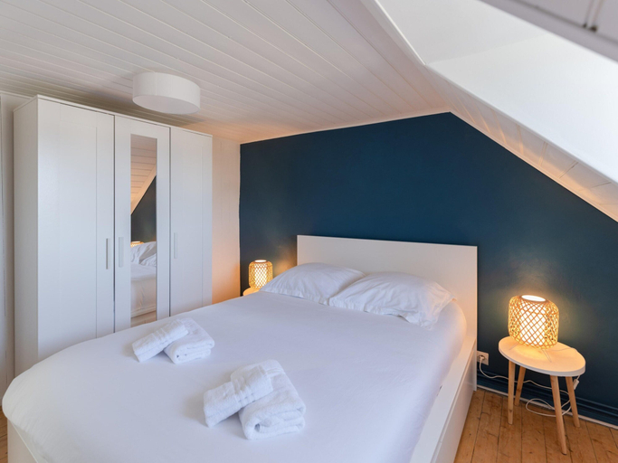 Room 3, House in Ploudalmezeau by Rock Beach, Finistère