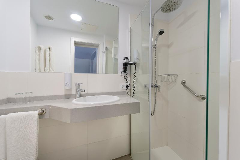 Bathroom 4, Servatur Eden & Buganvillas, Las Palmas