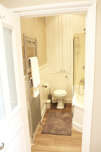 Bathroom 2, GuestReady - Quaint English Flat near Portobello, London