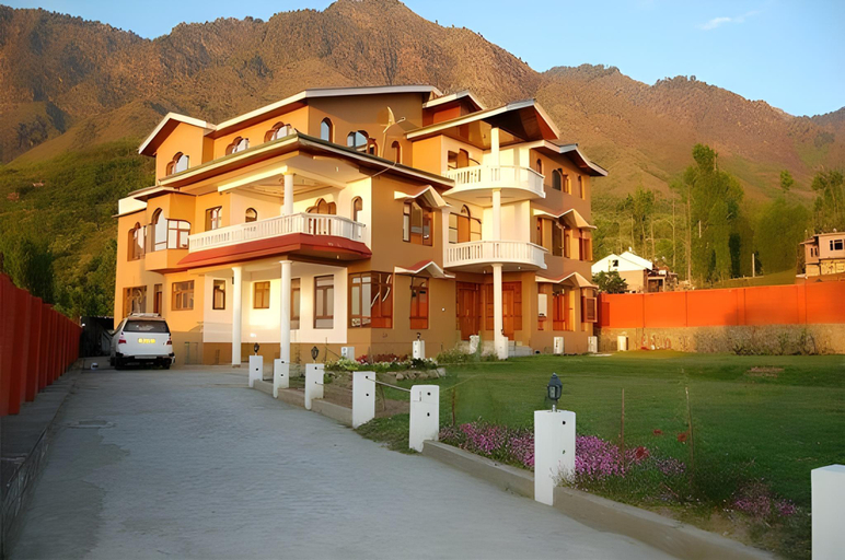 Exterior & Views
