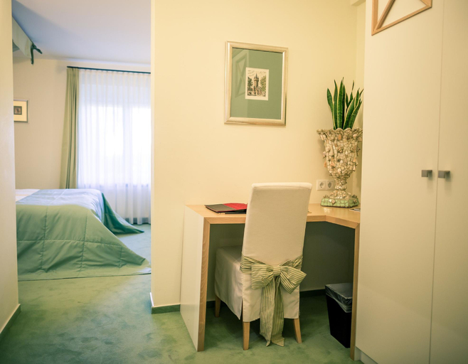 Bedroom 2, Burg & Gastehaus by Schwarzenstein, Rheingau-Taunus-Kreis