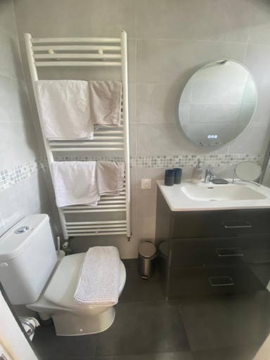Bathroom 2, Les Charmettes chambre double independante, Essonne