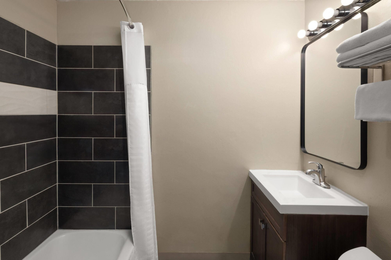 Bathroom 4, Travelodge by Wyndham Everett City Center, Snohomish