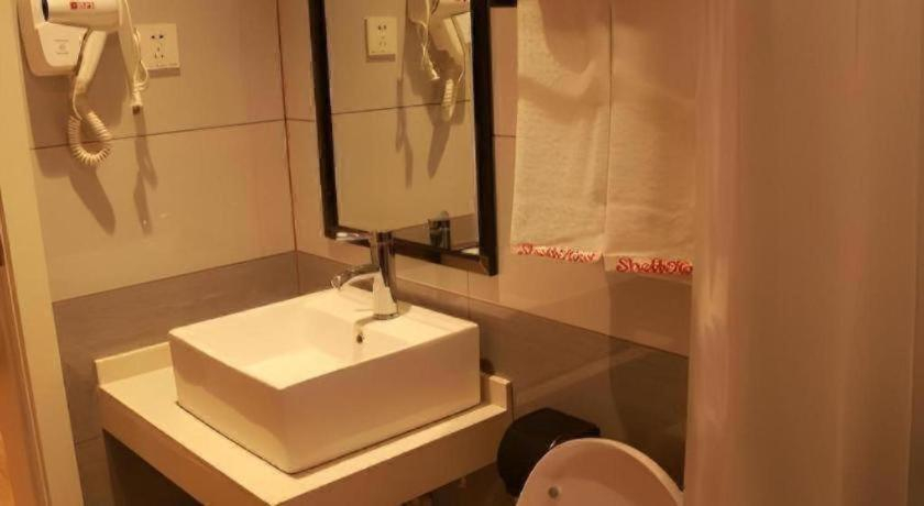 Bathroom 3, Shell Hotel Hebi Qi County Qihe Road, Hebi